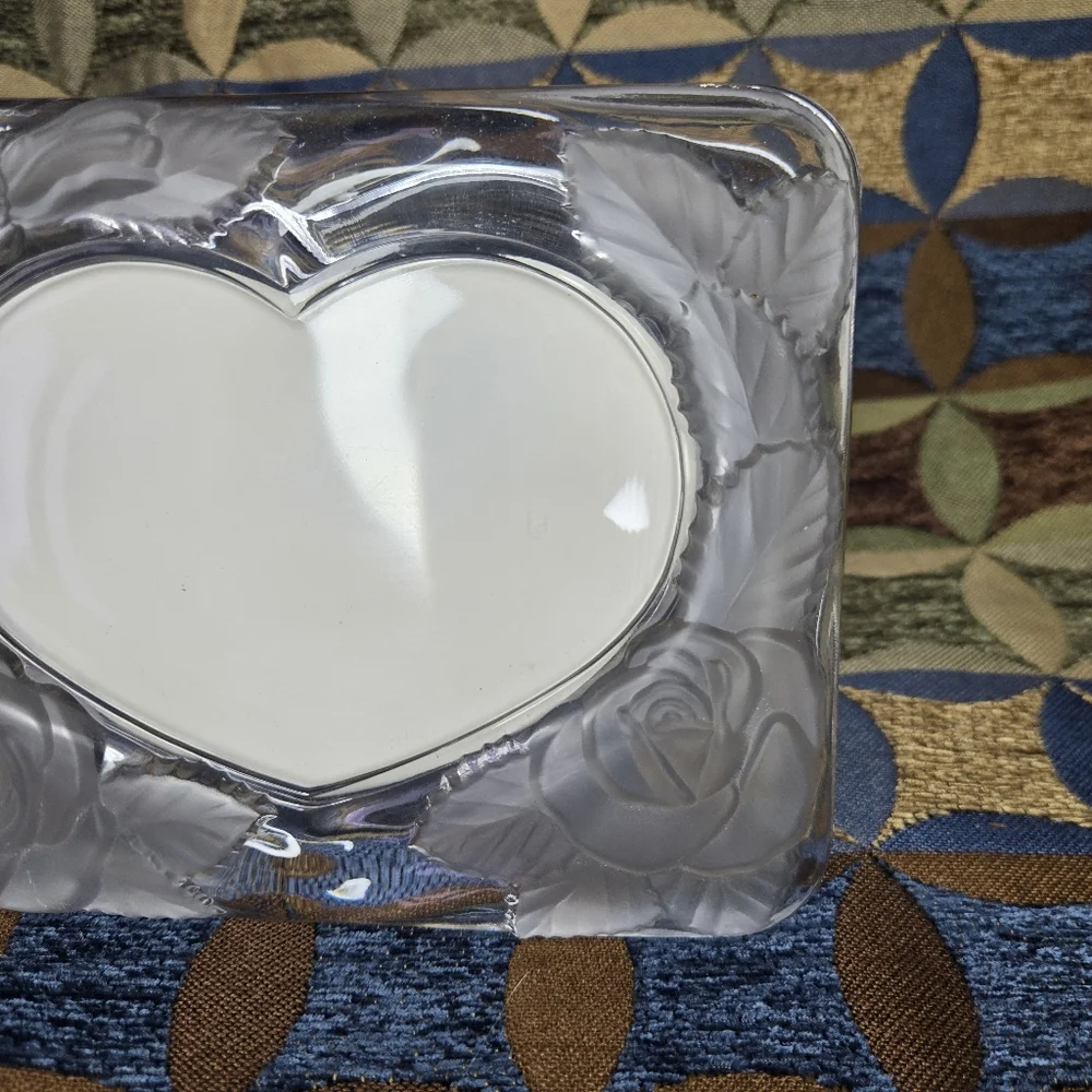 Heart-Shaped Glass Photo Frame with Rose & Leaf Design